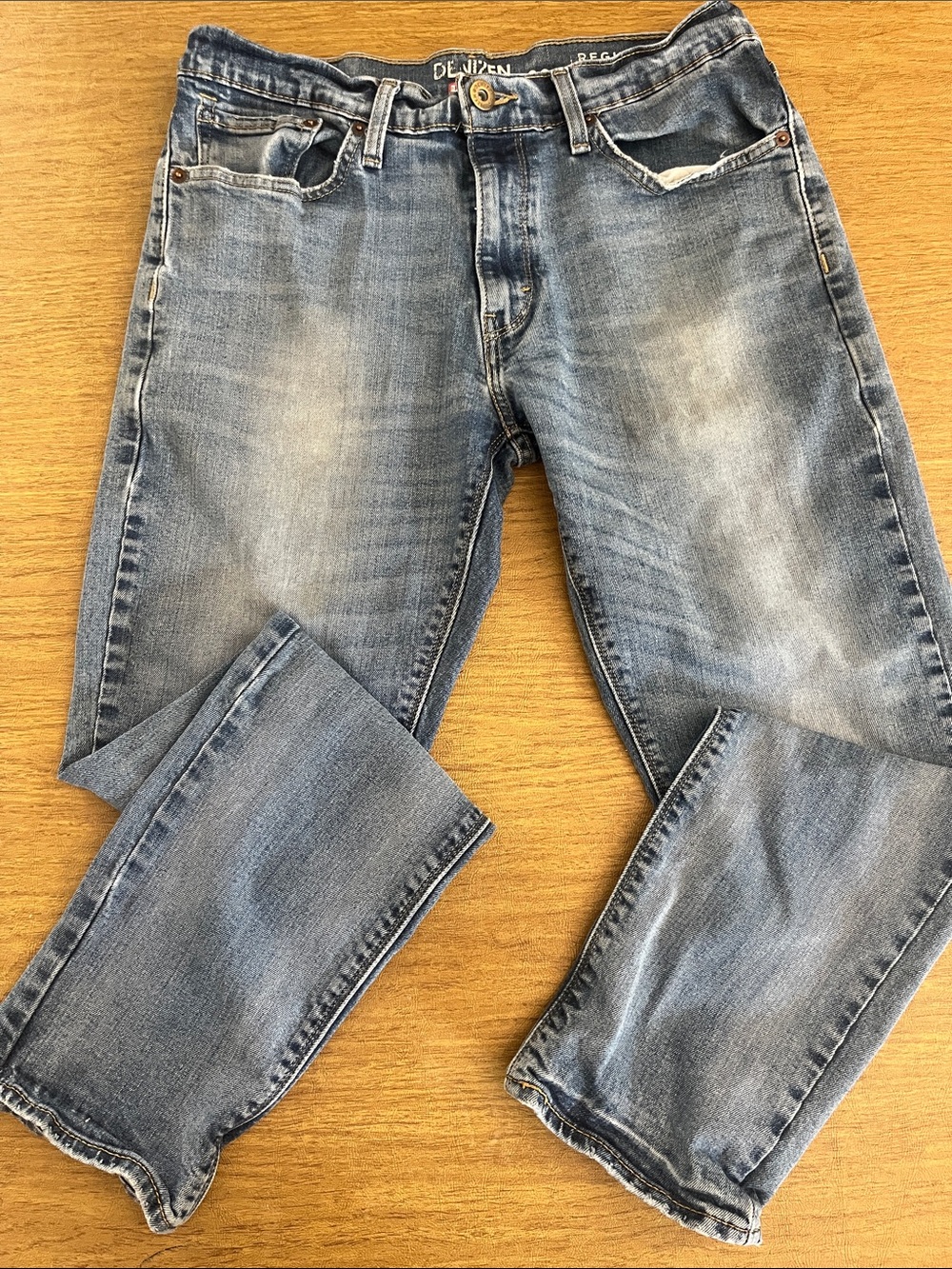 Men’s Levi's Denizen 208 Light Blue Wash  Jeans, Regular Taper Fit, 5 Pocket